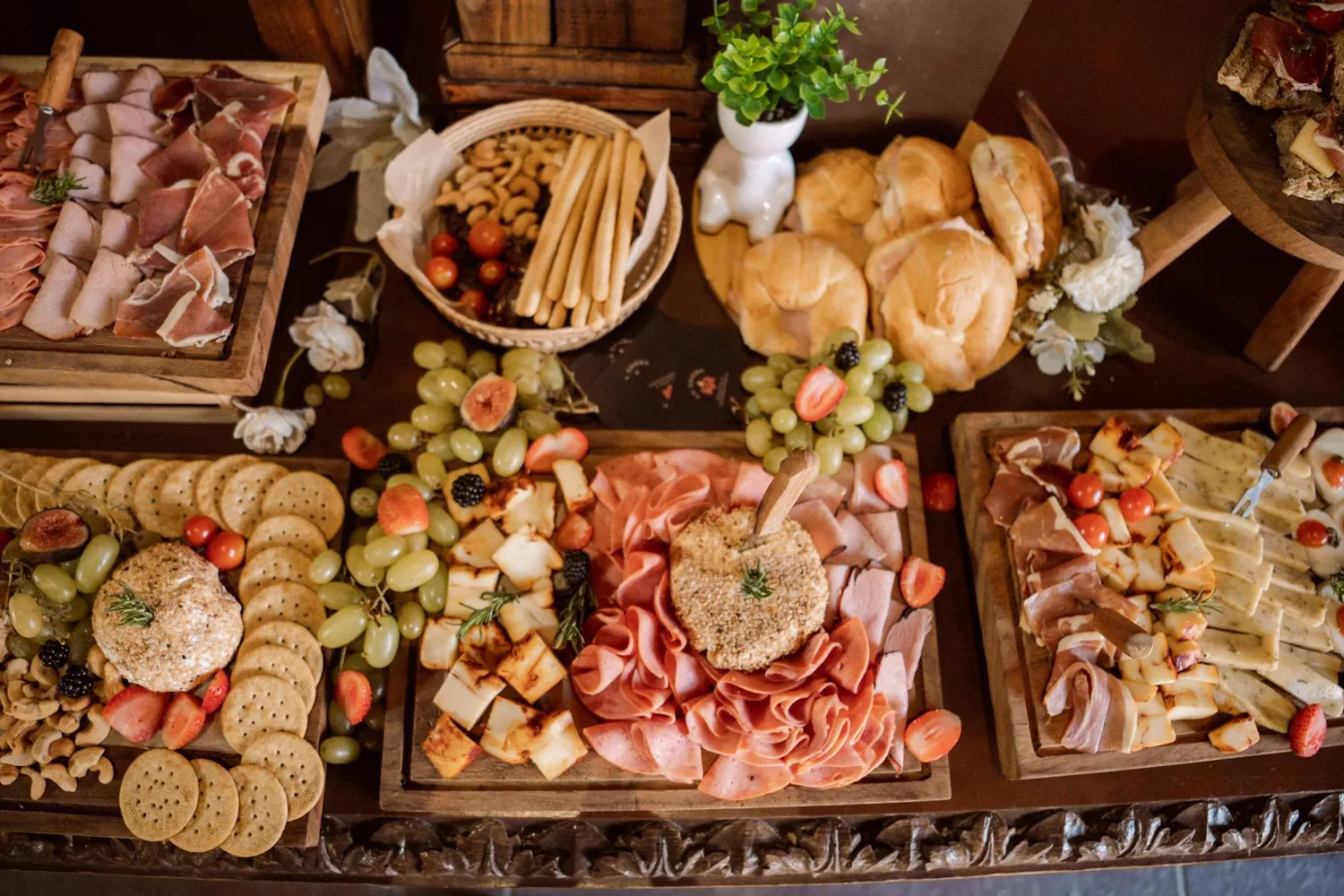 Mastering Charcuterie: Selecting Meats, Cheeses, and Accompaniments
